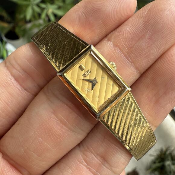Vintage Seiko Watch Women Ladies 13mm Gold Tone Dial Rectangle 1E20-5109 Dainty - Picture 1 of 8